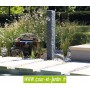 Fontaine borne d'extérieur polyéthylène "Granit" aspect pierre, coloris gris foncé - série des fontaines de jardin