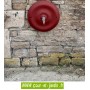 Point d'eau extérieur : Mascaron en fonte Quino , grand modèle . Coloris rouge 2200. Fontaine murale. Robinet de jardin