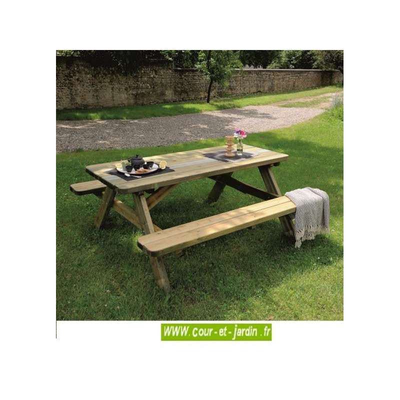 Table de jardin avec banc. Cette table pique nique bois avec bancs ou "table picnic bois" est vendue traitée autoclave.