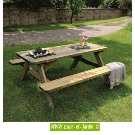 Table de jardin avec banc. Cette table pique nique bois avec bancs ou "table picnic bois" est vendue traitée autoclave.