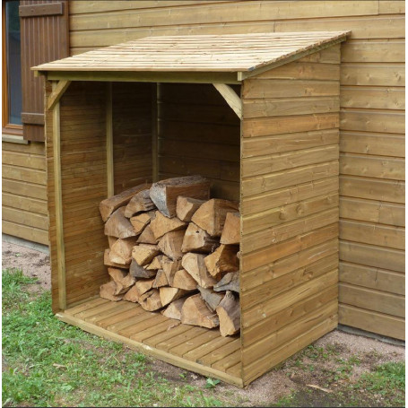 Abris-bois extérieur pour améliorer la qualité du bois de chauffage