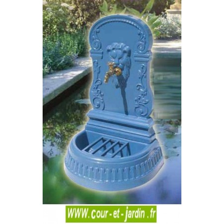 Fontaine Titus en fonte, fontaine sur terrasse de coloris bleu océan