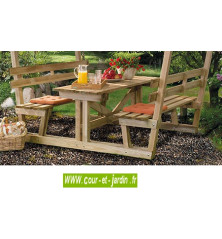Gros plan de la table pique nique bois avec bancs intégrés. Tonnelle de pique nique Bavaria